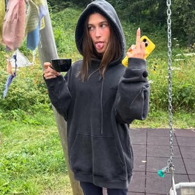Hailey Bieber bez make-upu.