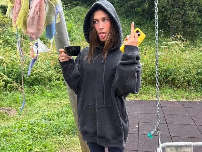 Hailey Bieber bez make-upu.