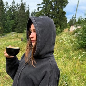 Hailey Bieber v horách.