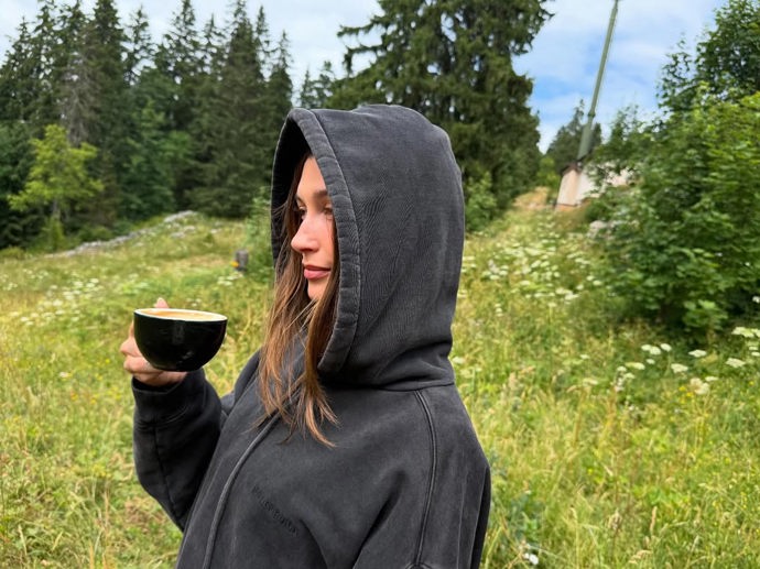 Hailey Bieber v horách.