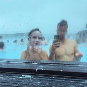 Tereza Ramba se svým manželem na Islandu.