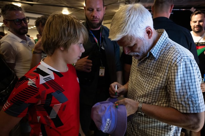 Petr Pavel se podepisuje fanouškům.