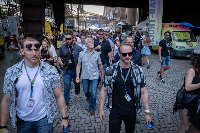 Petr Pavel se prochází na festivalu Colours of Ostrava.