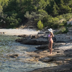  Natálie Kočendová na pláži.