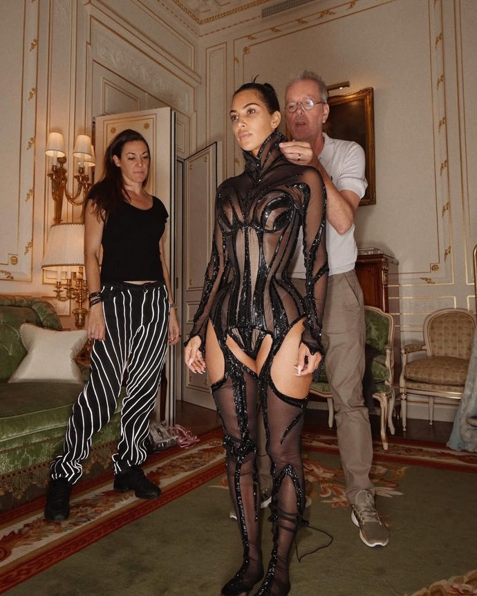 Kim Kardashian v korzetovém body.