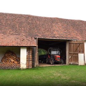 Na statku nechybí traktor a obří stodola. 