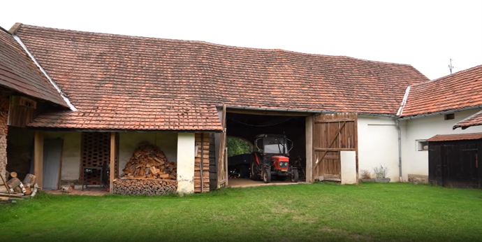 Na statku nechybí traktor a obří stodola. 