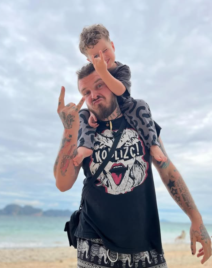 Už teď je jasné, že z Lemmyho roste malý rocker. 