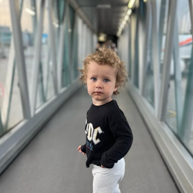 Lemmy už s rodiči cestuje po světě.