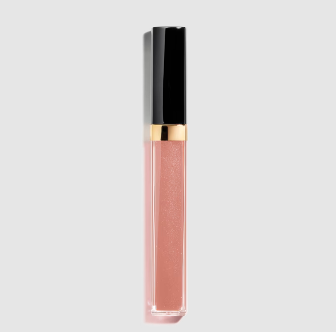 Hydratační lesk Chanel rouge coco gloss, který vyjde na 42 dolarů, tedy necelých 900 korun. 