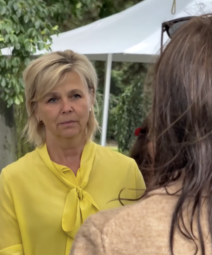 Eva Pavlová vynesla halenku s vázačkou.