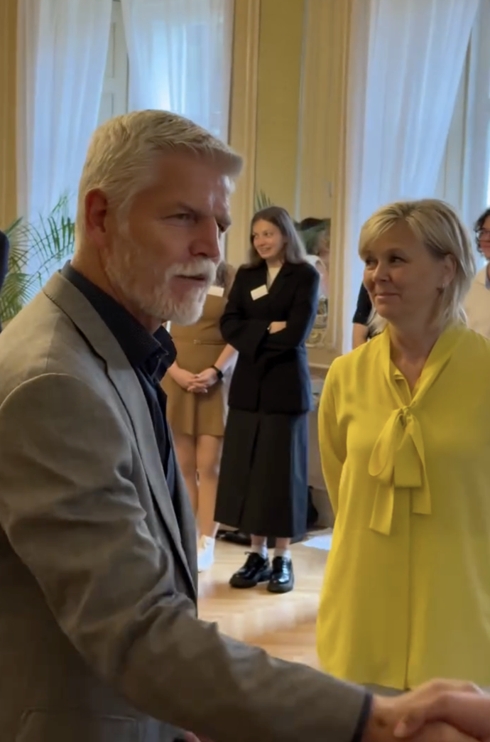 Eva Pavlová se žluté nebojí.