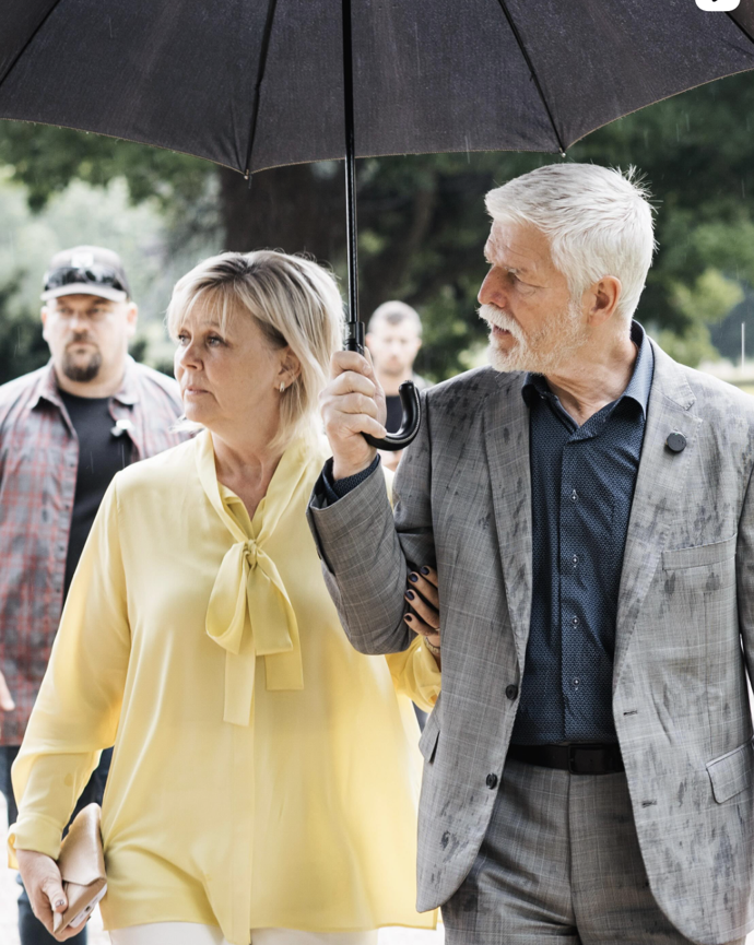 Eva Pavlová vynesla malé béžové psaníčko.