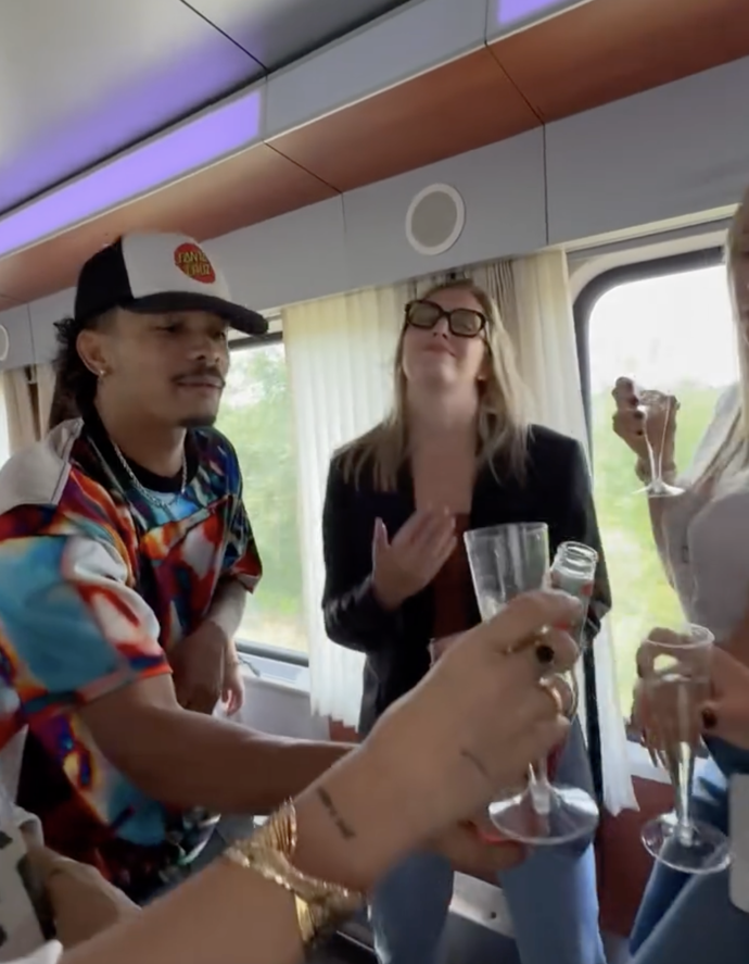 Alkohol ve vlaku tekl proudem.