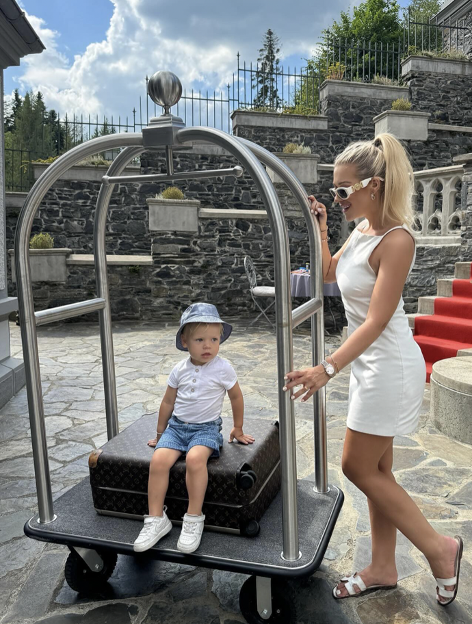 Dominika Myslivcová se svým synem Derianem hodně cestuje.