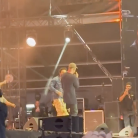 Sting překvapil publikum a Shaggyho vystoupení oživlo.