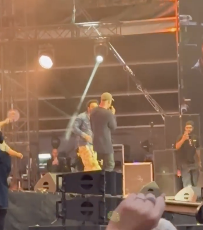 Sting překvapil publikum a Shaggyho vystoupení oživlo.