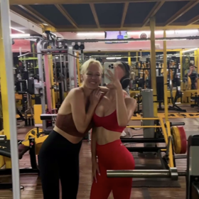 Salma Hájek s maminkou v posilovně.