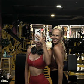 Dcera a maminka v posilovně.