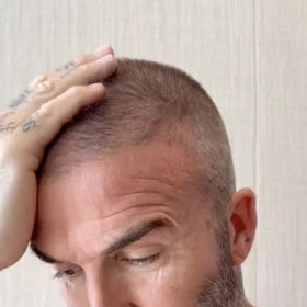 David Beckham se pokusil o domácí úpravu svého ikonického účesu.