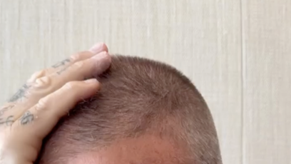 FOTO: David Beckham se pokusil o domácí úpravu svého ikonického účesu.