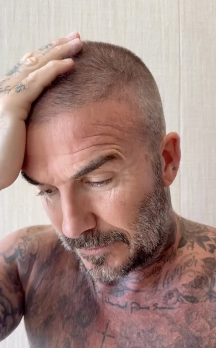 David Beckham se pokusil o domácí úpravu svého ikonického účesu.