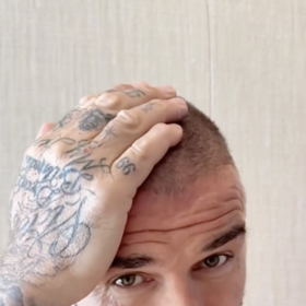 David Beckham ukázal bizarní lysinu ve tvaru trojúhelníku.