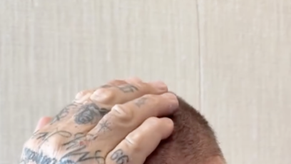 FOTO: David Beckham ukázal bizarní lysinu ve tvaru trojúhelníku.