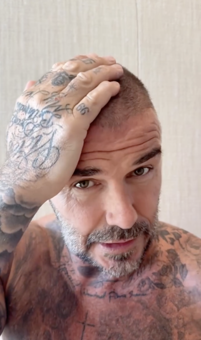 David Beckham ukázal bizarní lysinu ve tvaru trojúhelníku.