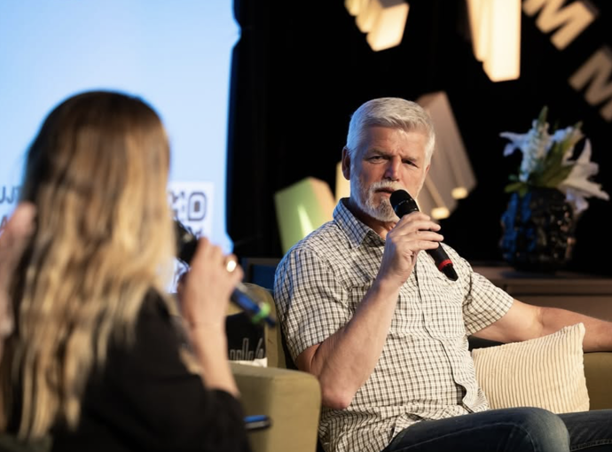 Petr Pavel debatoval s publikem i si užíval hudbu.