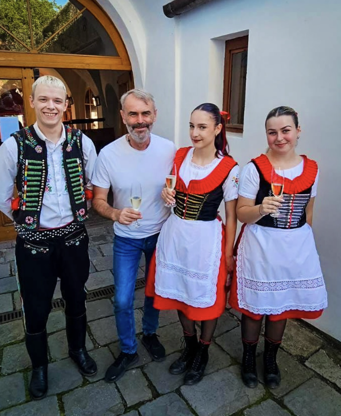 Robert Šlachta na Moravě s vínem.