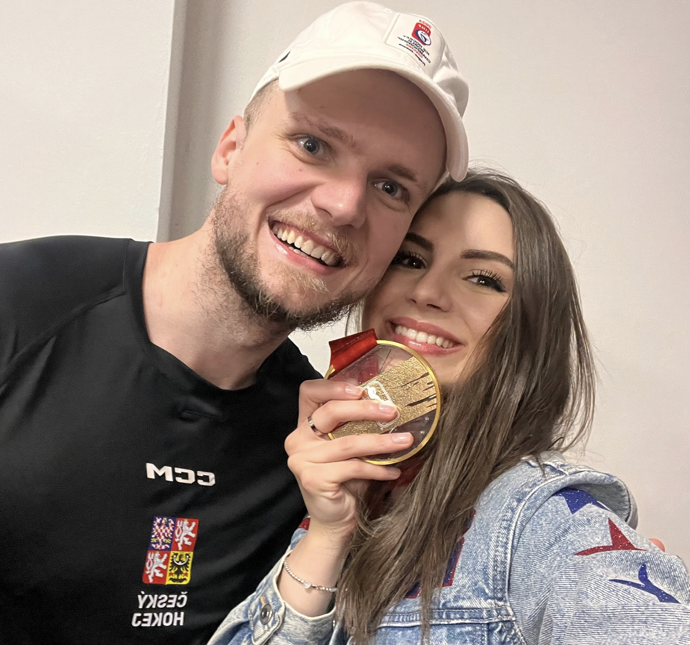Nedávno do toho praštil i hokejista Jáchym Kondelík.
