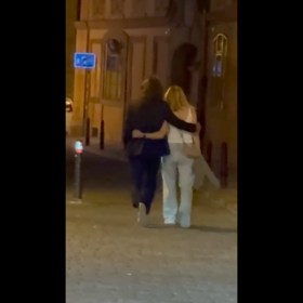 Pavel Nedvěd v objetí s cizí ženou.