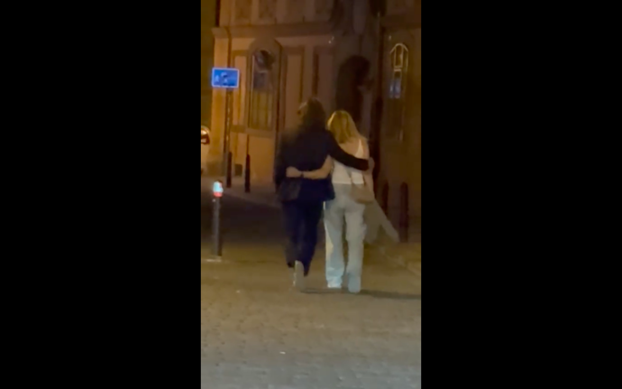 Pavel Nedvěd v objetí s cizí ženou.
