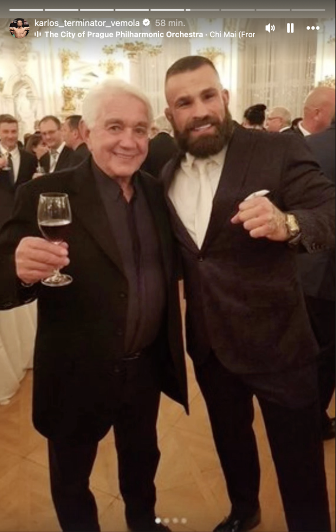 Karlos sdílel společnou fotografii.