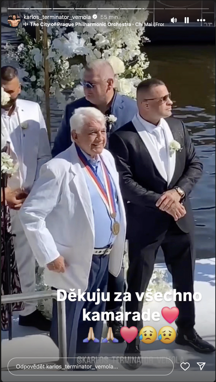 Jiří Krampol oddával Karlose.