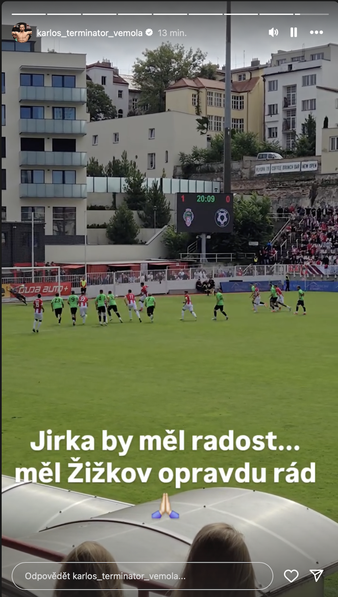 Karlos sdílel i video z fotbalu.