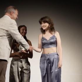 Ocenění za otce převzala Elizabeth M. Kaiser a její nevlastní sestra. Obě v saténu.