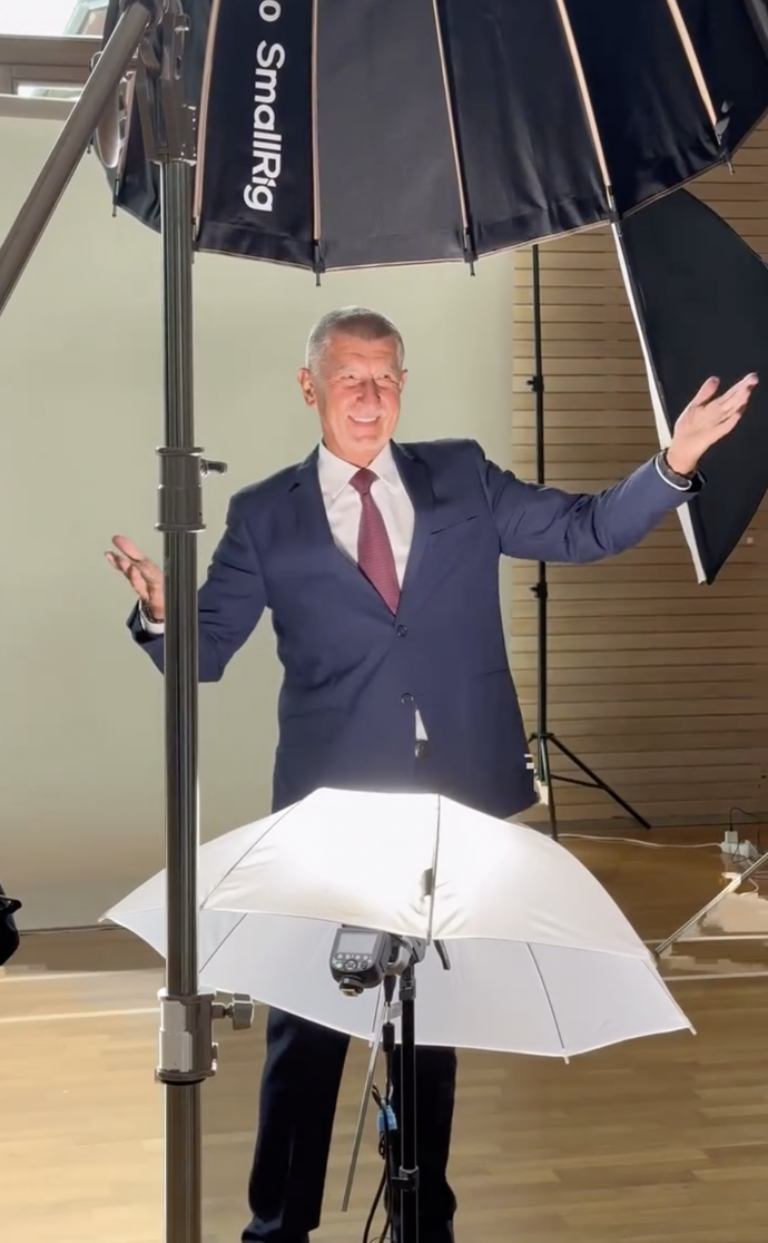 Andrej Babiš tančil i zpíval během focení.