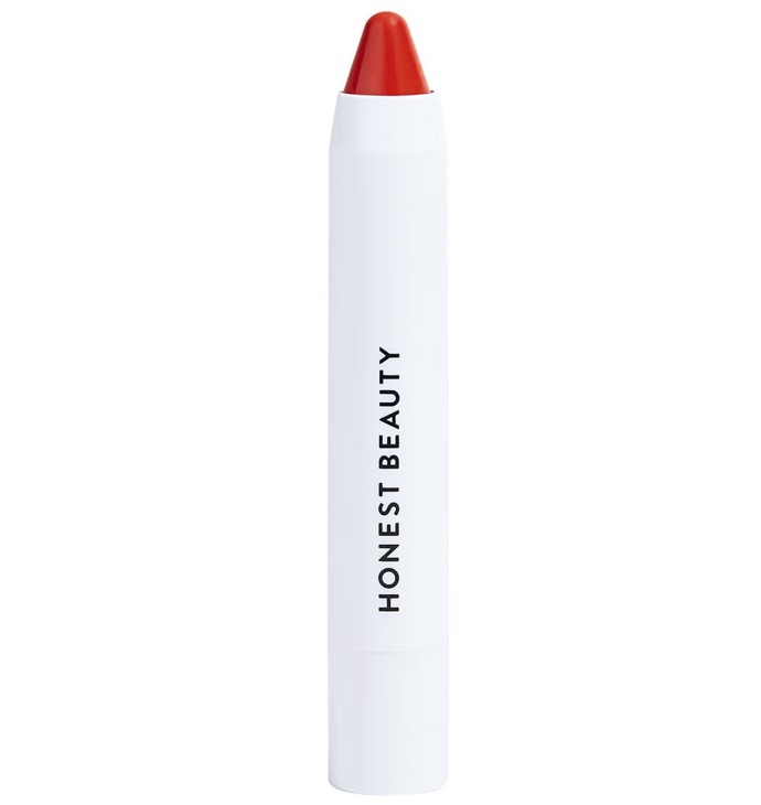 A podtrhla je tužkou na rty Lip Crayon Lush Sheer ve stejném odstínu. Honest Beauty, 18 liber