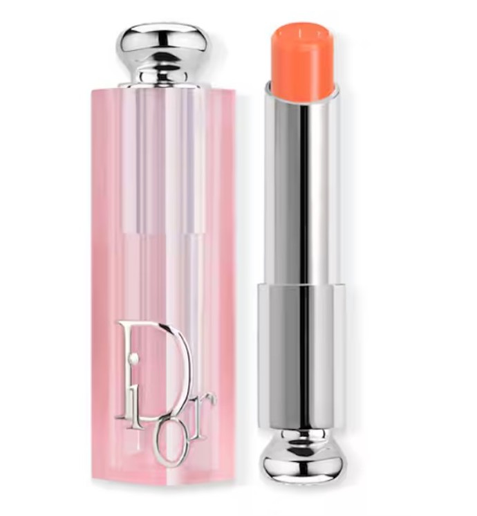 Tehdy si rty zvýraznila balzámem Lip Glow v odstínu Coral. Dior, 930 Kč