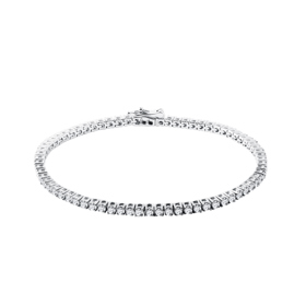 Veronika Kašáková vynesla tento tenisový náramek ze 14karátového bílého zlata s diamanty od značky KLENOTA, který se prodává za 159 900 Kč