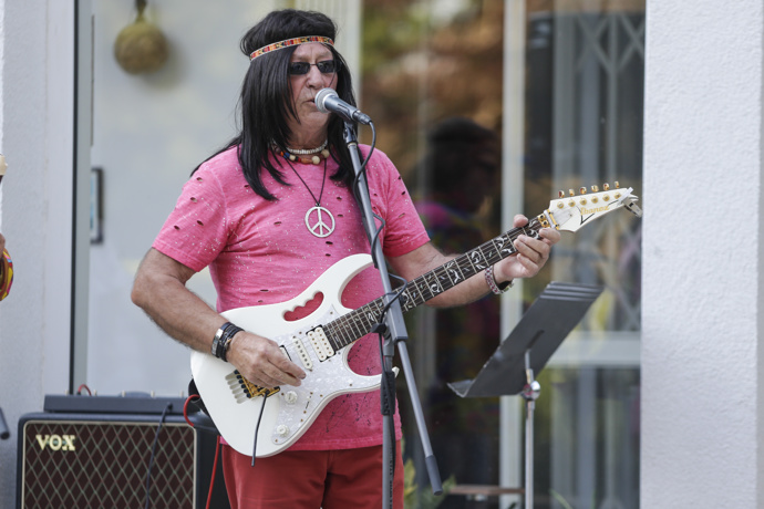 Petr Janda ve své hippie image tradičně zazpíval. 