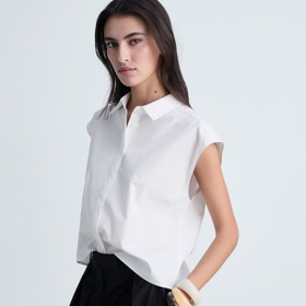 Stylistka by doporučila halenku kratší, která by opticky vytvořila pas a prodloužila nohy. (Mango)