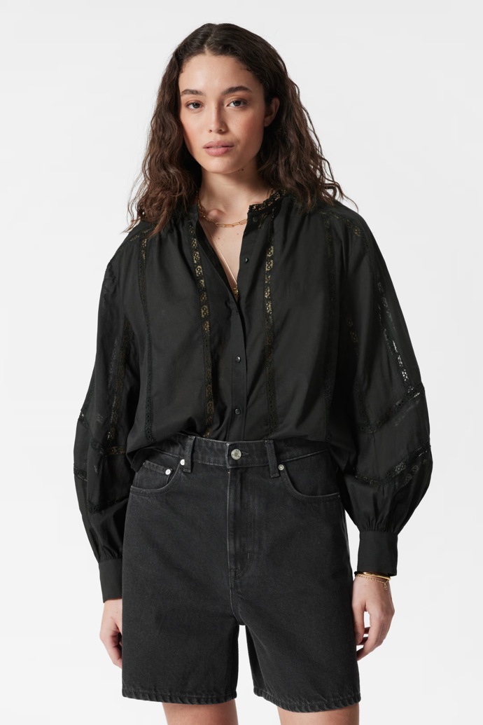 Nebo by stačilo halenku zastrkat do kalhot. (H&M)
