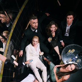 Celebrity si užívají večer v casinu.