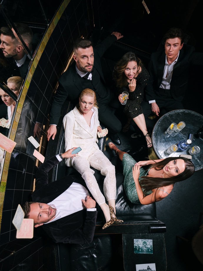 Celebrity si užívají večer v casinu.