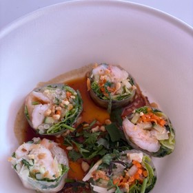 V horkém dni jsme dali přednost lehkému jídlu a objednali si letní rolky s krevetami. 