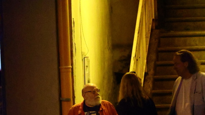 FOTO: Arnošt Goldflam odcházel s pomocí doprovodu.