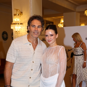 Jaromír Jágr s pohlednou partnerkou Dominikou Branišovou.